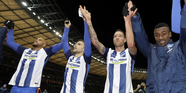 Fussballer von Hertha BSC nach einem Spiel gegen Mainz Fussballer von Hertha BSC nach einem Spiel gegen Mainz