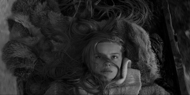 Die Hauptfigur des Film, Marketa Lazarová, liegt auf Fellen, ihre Haare breiten sich um ihren Kopf herum aus Die Hauptfigur des Film, Marketa Lazarová, liegt auf Fellen, ihre Haare breiten sich um ihren Kopf herum aus