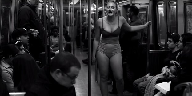 Screenshot aus dem Video: eine Frau in Unterwäsche in der U-Bahn. Screenshot aus dem Video: eine Frau in Unterwäsche in der U-Bahn.