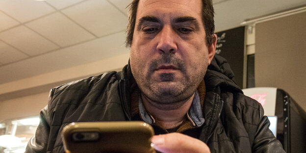 Coda-Mitbegründer Ilan Greenberg guckt in sein Smartphone Coda-Mitbegründer Ilan Greenberg guckt in sein Smartphone