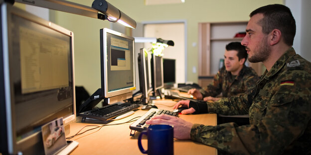 Zwei Bundeswehrfeldwebel arbeiten am Computer Zwei Bundeswehrfeldwebel arbeiten am Computer