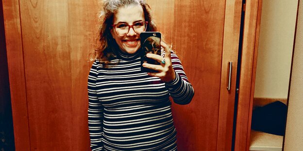 Schwangere macht Selfie Schwangere macht Selfie