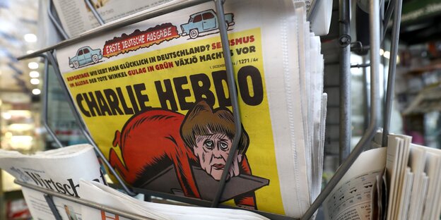 Die erste Ausgabe in einem Zeitungsständer. Auf dem Titelbild ist eine Karrikatur von Angela Merkel zu sehen. Die erste Ausgabe in einem Zeitungsständer. Auf dem Titelbild ist eine Karrikatur von Angela Merkel zu sehen.