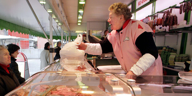 Fleischverkäuferin an der Theke