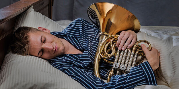 Ein Mann mit Horn im Bett Ein Mann mit Horn im Bett