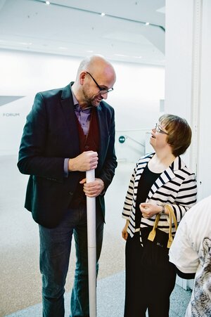 Zwei Menschen im Gespräch Zwei Menschen im Gespräch