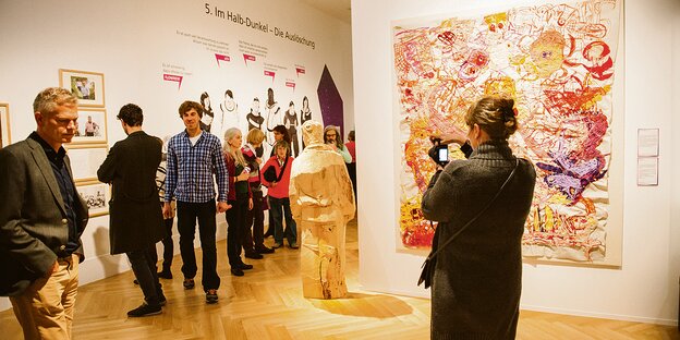 Kunstinteressierte in einer Galerie Kunstinteressierte in einer Galerie