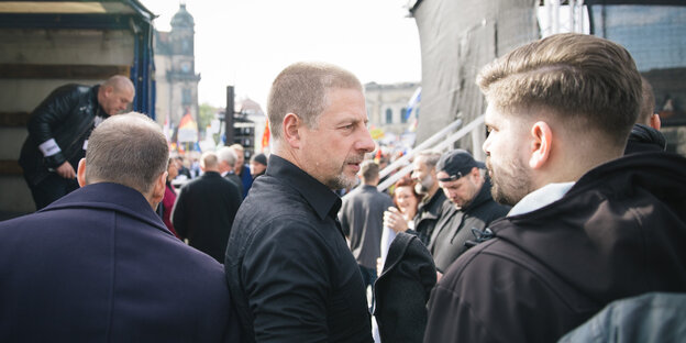 Der Rechtspopulist Götz Kubitscheck steht inmitten von Pegida-Anhängern Der Rechtspopulist Götz Kubitscheck steht inmitten von Pegida-Anhängern
