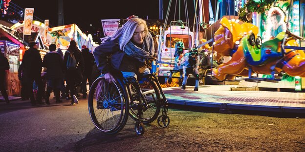 Rollstuhlfahrerin ausgebremst Rollstuhlfahrerin ausgebremst
