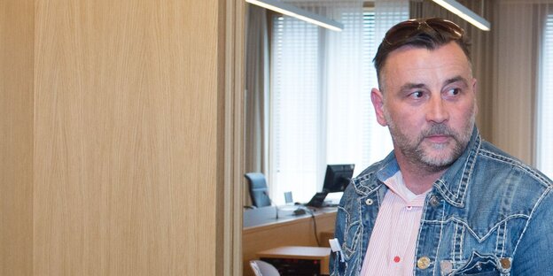 Lutz Bachmann steht in einem Flur und trägt eine Jeansjacke Lutz Bachmann steht in einem Flur und trägt eine Jeansjacke