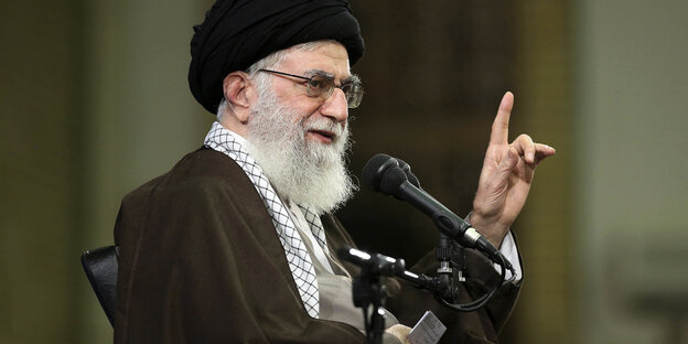 Ali Khamenei mit erhobenem Finger Ali Khamenei mit erhobenem Finger