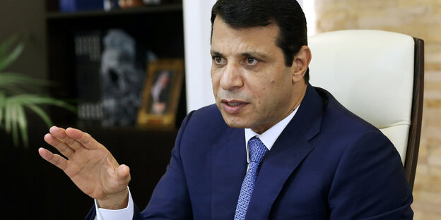 Mohammed Dahlan mit erhobener Hand Mohammed Dahlan mit erhobener Hand