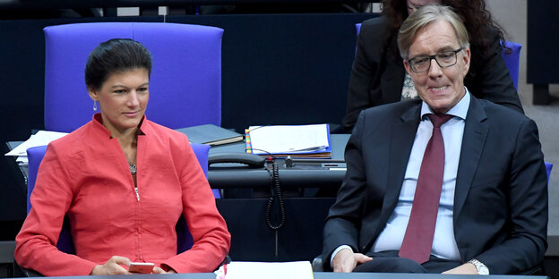 Sahra Wagenkecht und Dietmar Bartsch sitzen im Bundestag Sahra Wagenkecht und Dietmar Bartsch sitzen im Bundestag