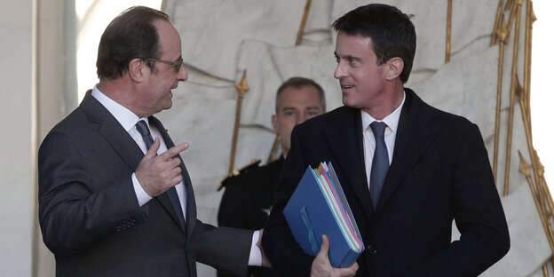 Manuel Valls und Francois Hollande unterhalten sich Manuel Valls und Francois Hollande unterhalten sich