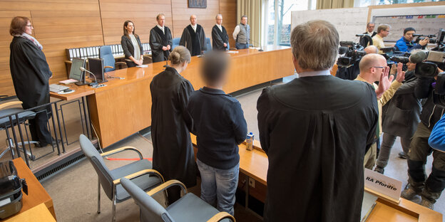 In einem Gerichtssaal findet gerade eine Urteilsverkündung statt In einem Gerichtssaal findet gerade eine Urteilsverkündung statt