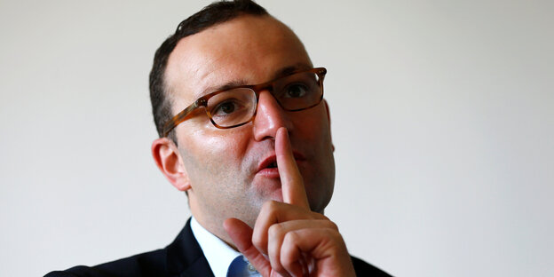 Porträt Jens Spahn. Er hält sich den Finger an den Mund. Porträt Jens Spahn. Er hält sich den Finger an den Mund.