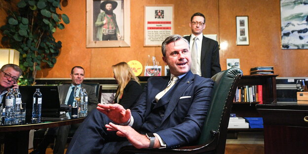 Norbert Hofer sitzt auf einem Sessel und hält die Hände vor sich Norbert Hofer sitzt auf einem Sessel und hält die Hände vor sich