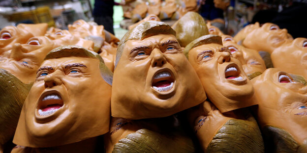 Ein Haufen Trump-Gummimasken Ein Haufen Trump-Gummimasken