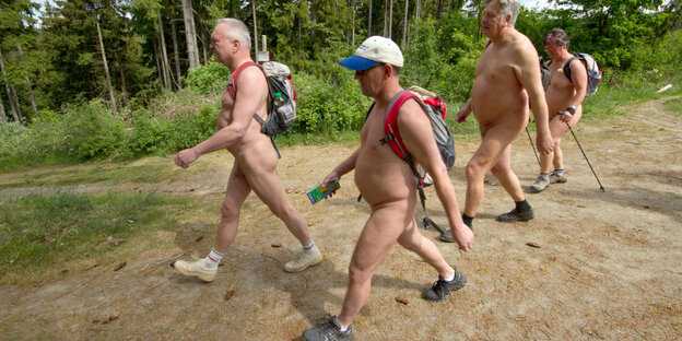 Vier nackte Männer auf Wandertour Vier nackte Männer auf Wandertour