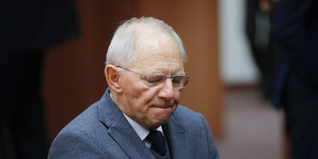 Wolfgang Schäuble mit geschlossenen Augen und zusammengekniffenen Lippen Wolfgang Schäuble mit geschlossenen Augen und zusammengekniffenen Lippen