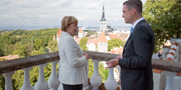 Bundeskanzlerin Angela Merkel und der estnische Ministerpräsident Taavi Roivas 2016 auf dem Balkon der Staatskanzlei in Tallinn. Im Hintergrund ein Kirchturm Bundeskanzlerin Angela Merkel und der estnische Ministerpräsident Taavi Roivas 2016 auf dem Balkon der Staatskanzlei in Tallinn. Im Hintergrund ein Kirchturm