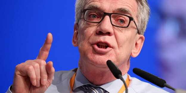 Ein Mann hebt den Zeigefinger Ein Mann hebt den Zeigefinger