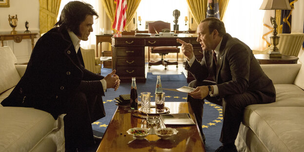 Elvis und Richard Nixon sitzen im Oval Office Elvis und Richard Nixon sitzen im Oval Office