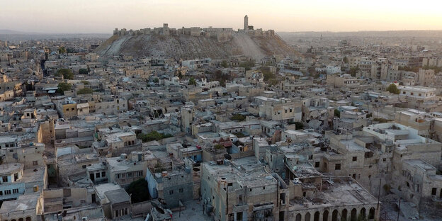Blick über die Dächer von Aleppo auf die Festung Blick über die Dächer von Aleppo auf die Festung