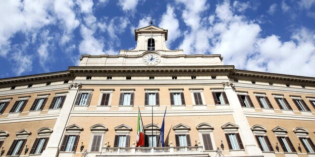 Fassade des Palazzo Montecitorio in Rom, in dem die Abgeordnetenkammer sitzt Fassade des Palazzo Montecitorio in Rom, in dem die Abgeordnetenkammer sitzt
