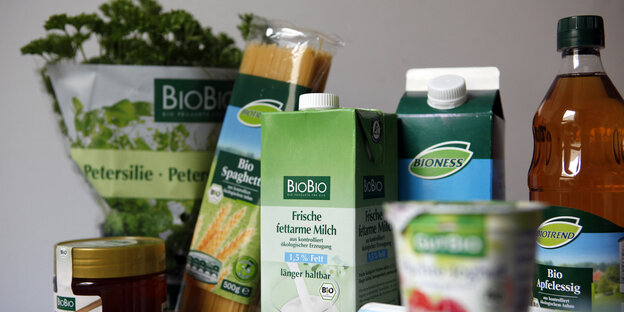 Bio-Produkte verschiedener Lebensmittel-Discounter auf einem Tisch Bio-Produkte verschiedener Lebensmittel-Discounter auf einem Tisch