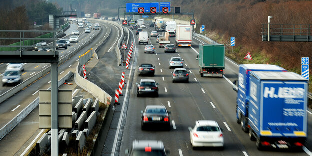 Autos fahren auf einer Autobahn Autos fahren auf einer Autobahn