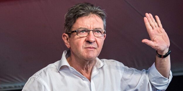 Mélenchon hebt die Hand wie zum Schwur Mélenchon hebt die Hand wie zum Schwur