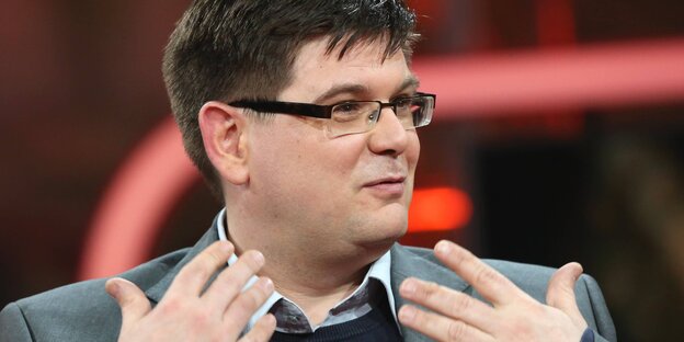 Andrej Holm zeigt auf sich selbst Andrej Holm zeigt auf sich selbst