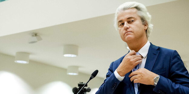 Geert Wilders fasst sich an die Krawatte Geert Wilders fasst sich an die Krawatte