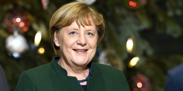 Angela Merkel vor Jahresendzeitbeleuchtung Angela Merkel vor Jahresendzeitbeleuchtung