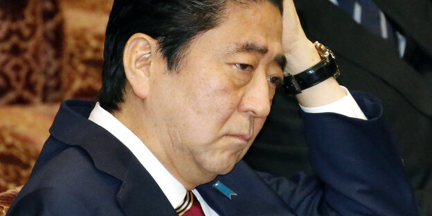 Japans Premier Shinzo Abe hat einen ernsten Gesichtsausdruch Japans Premier Shinzo Abe hat einen ernsten Gesichtsausdruch