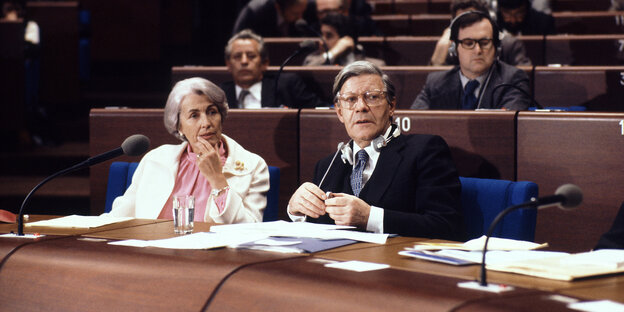 Hildegard Hamm-Brücher und Helmut Schmidt in einem Konferenzsaal