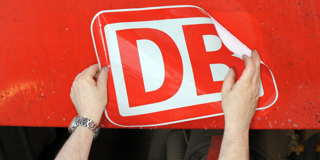 Rotes DB-Logo an einem Zug Rotes DB-Logo an einem Zug