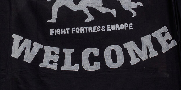 Teil einer Fahne mit der Aufschrifft „Refugees welcome“ Teil einer Fahne mit der Aufschrifft „Refugees welcome“