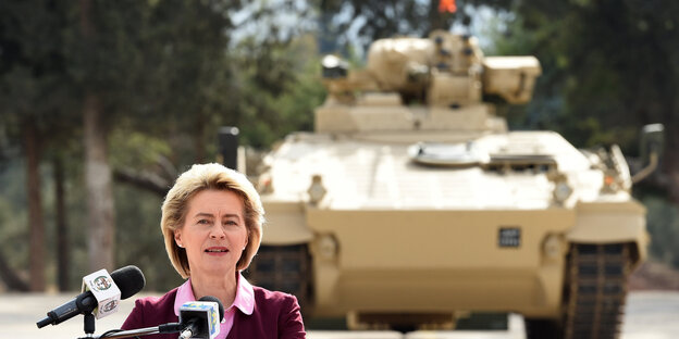 Verteidigungsministerin von der Leyen vor einem der "Marder"-Panzer Verteidigungsministerin von der Leyen vor einem der "Marder"-Panzer