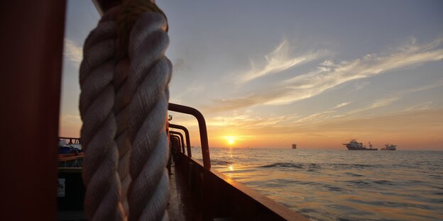 Sonnenuntergang von einem Boot aus betrachtet Sonnenuntergang von einem Boot aus betrachtet
