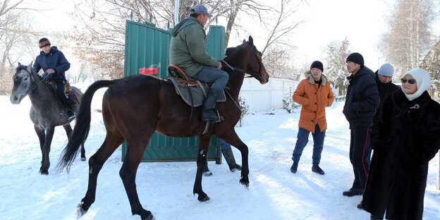zwei Männer reiten im Schnee zwei Männer reiten im Schnee
