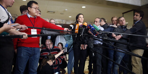Jelena Issinbajewa vor der Presse Jelena Issinbajewa vor der Presse