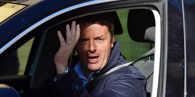 Matteo Renzi winkt vom Fahrersitz aus aus einem Auto Matteo Renzi winkt vom Fahrersitz aus aus einem Auto