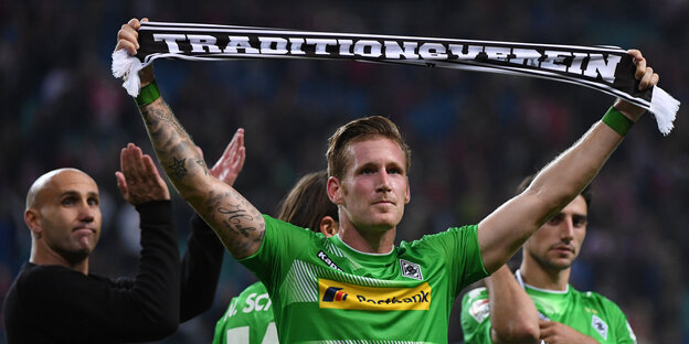 Andre Hahn von Borussia Mönchengladbach zeigt einen Schal mit der Aufschrift „Traditionsverein“ Andre Hahn von Borussia Mönchengladbach zeigt einen Schal mit der Aufschrift „Traditionsverein“