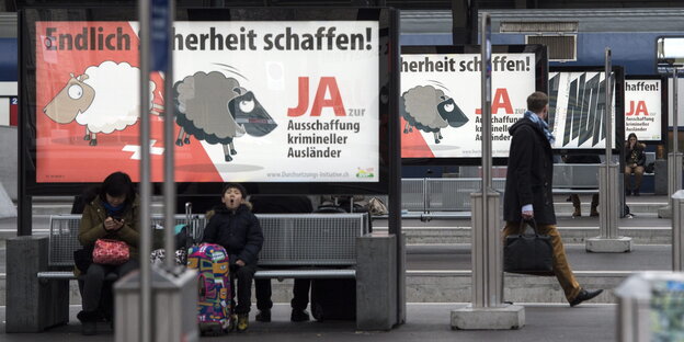 Viele Plakate der SVP stehen am Bahnhof „Ja zur Ausschaffung krimineller Ausländer“ Viele Plakate der SVP stehen am Bahnhof „Ja zur Ausschaffung krimineller Ausländer“