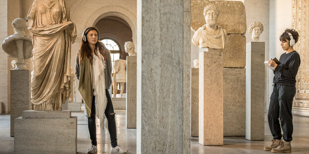 Zwei Frauen mit Kopfhörern im Museum Zwei Frauen mit Kopfhörern im Museum