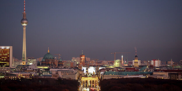 Berliner Stadtpanorama mit Fernsehturm und Brandenburger Tor Berliner Stadtpanorama mit Fernsehturm und Brandenburger Tor