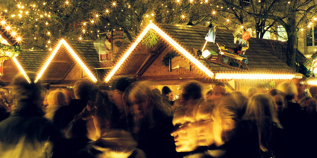 verschwommene Lichter auf dem Weihnachtsmarkt