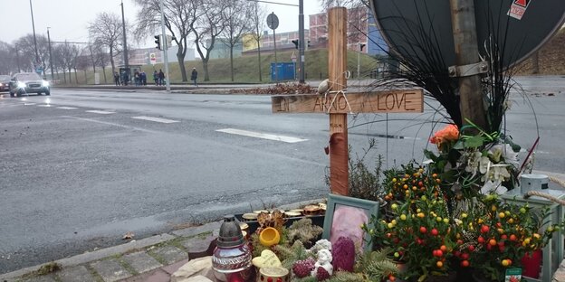 Ein Holzkreuz steht an der Unfallstelle, darauf die Inschrift: "In Love Arno". Ein Holzkreuz steht an der Unfallstelle, darauf die Inschrift: "In Love Arno".